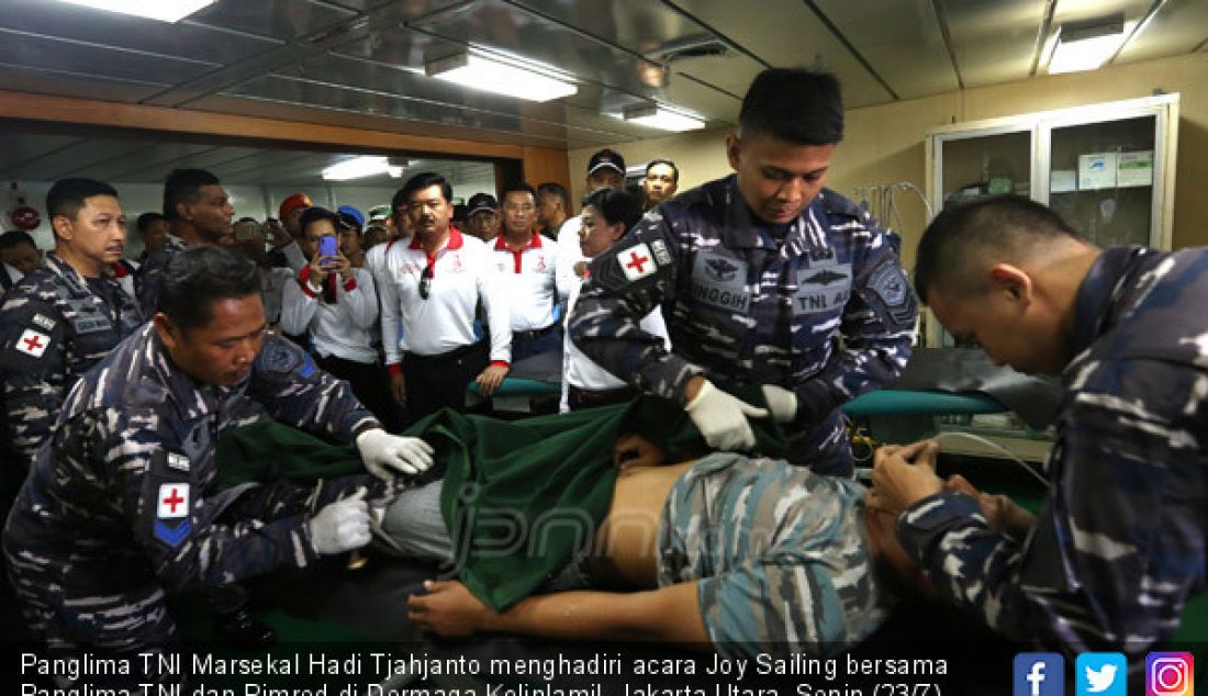 Panglima TNI Marsekal Hadi Tjahjanto menghadiri acara Joy Sailing bersama Panglima TNI dan Pimred di Dermaga Kolinlamil, Jakarta Utara, Senin (23/7). - JPNN.com