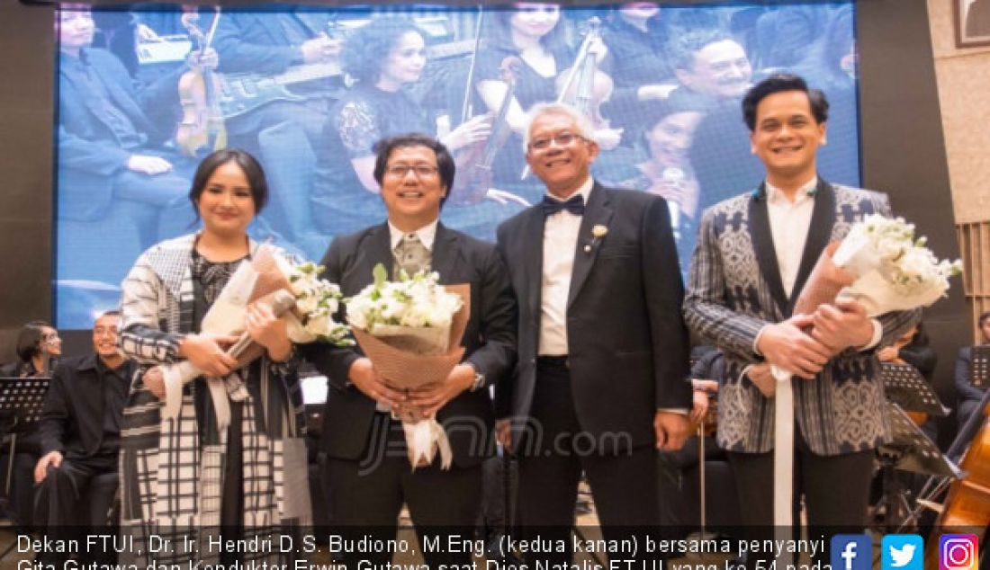Dekan FTUI, Dr. Ir. Hendri D.S. Budiono, M.Eng. (kedua kanan) bersama penyanyi Gita Gutawa dan Konduktor Erwin Gutawa saat Dies Natalis FT UI yang ke-54 pada tanggal 20 Juli 2018. - JPNN.com