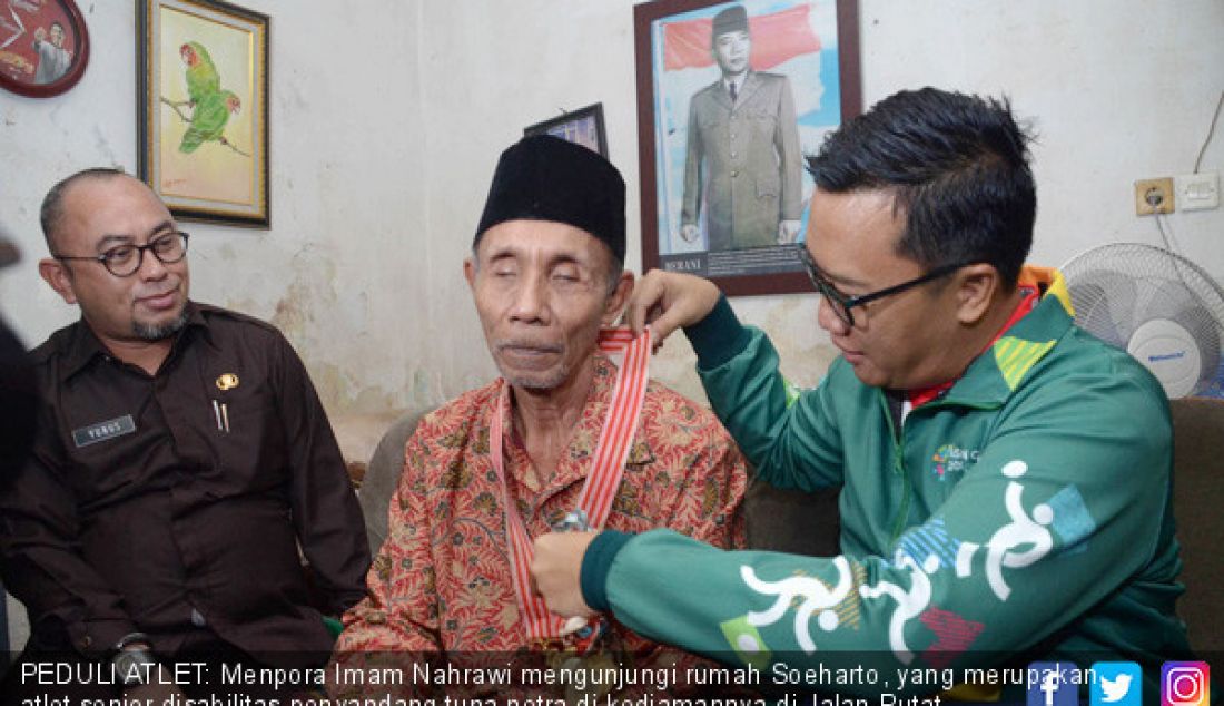 PEDULI ATLET: Menpora Imam Nahrawi mengunjungi rumah Soeharto, yang merupakan atlet senior disabilitas penyandang tuna netra di kediamannya di Jalan Putat Jaya C Barat, Gang 10 Surabaya. - JPNN.com