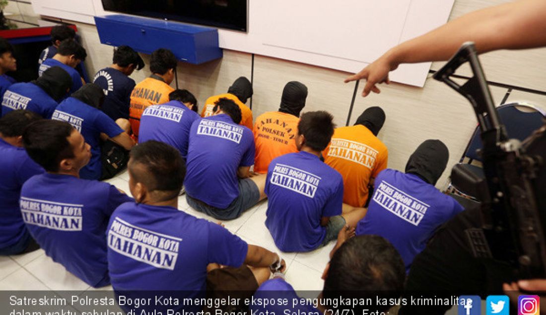 Satreskrim Polresta Bogor Kota menggelar ekspose pengungkapan kasus kriminalitas dalam waktu sebulan di Aula Polresta Bogor Kota, Selasa (24/7). - JPNN.com
