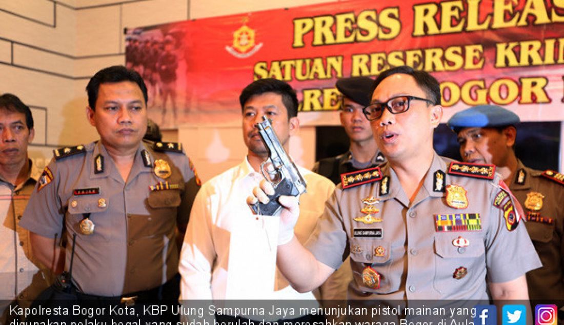 Kapolresta Bogor Kota, KBP Ulung Sampurna Jaya menunjukan pistol mainan yang digunakan pelaku begal yang sudah berulah dan meresahkan waraga Bogor di Aula Polresta Bogor Kota, JSelasa (24/7). - JPNN.com