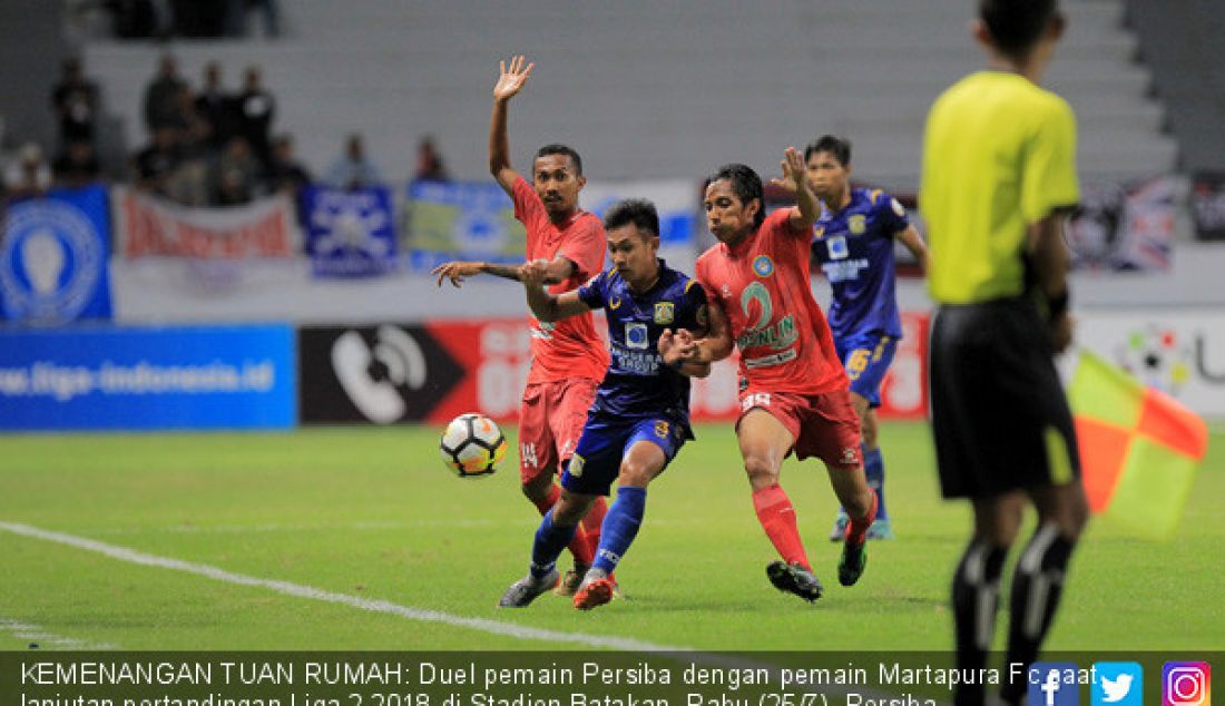 KEMENANGAN TUAN RUMAH: Duel pemain Persiba dengan pemain Martapura Fc saat lanjutan pertandingan Liga 2 2018 di Stadion Batakan, Rabu (25/7). Persiba akhirnya memetik kemenangan dengan hasil akhir 2-1 atas Martapura FC. - JPNN.com