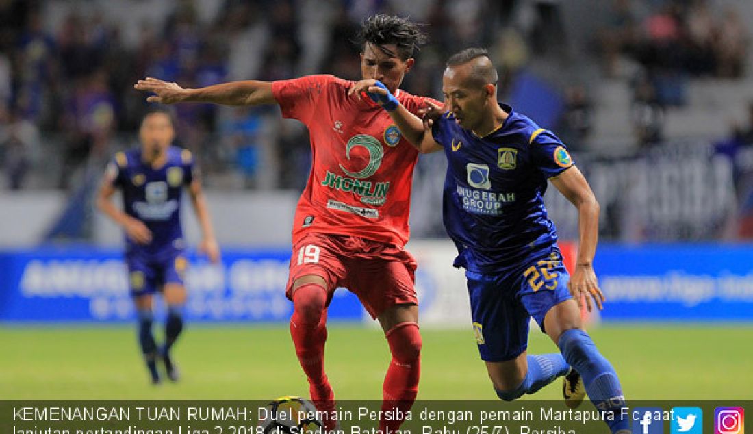 KEMENANGAN TUAN RUMAH: Duel pemain Persiba dengan pemain Martapura Fc saat lanjutan pertandingan Liga 2 2018 di Stadion Batakan, Rabu (25/7). Persiba akhirnya memetik kemenangan dengan hasil akhir 2-1 atas Martapura FC. - JPNN.com