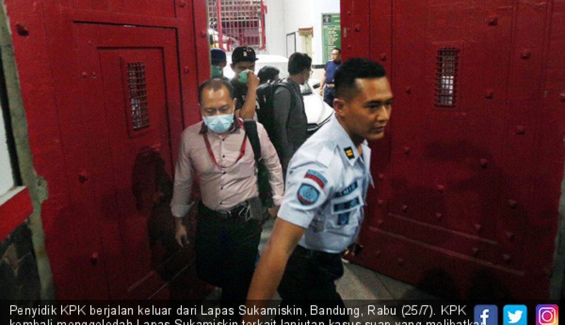 Penyidik KPK berjalan keluar dari Lapas Sukamiskin, Bandung, Rabu (25/7). KPK kembali menggeledah Lapas Sukamiskin terkait lanjutan kasus suap yang melibatkan Kepala Lapas Wahid Husein. - JPNN.com