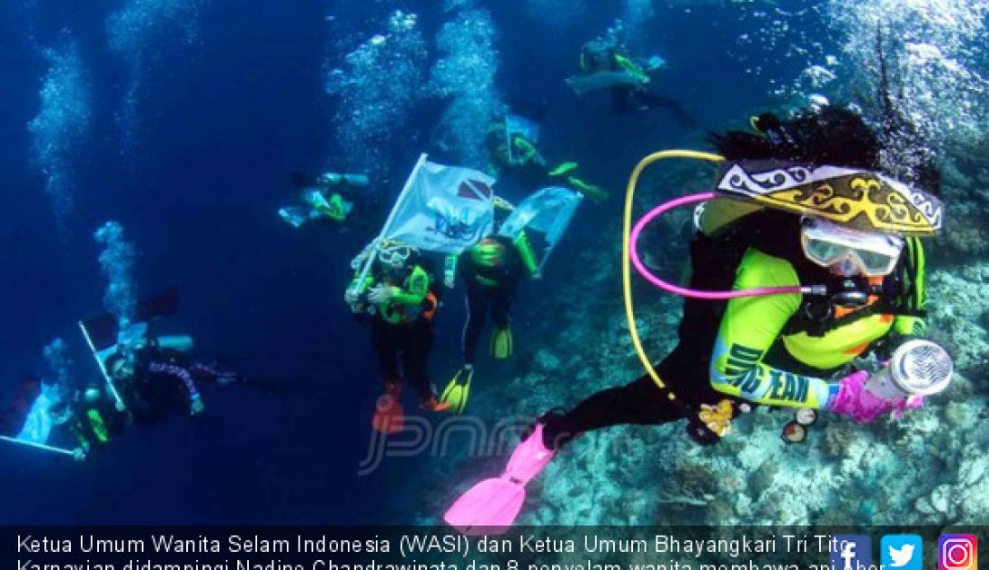 Ketua Umum Wanita Selam Indonesia (WASI) dan Ketua Umum Bhayangkari Tri Tito Karnavian didampingi Nadine Chandrawinata dan 8 penyelam wanita membawa api obor Asian Games 2018 saat menyelam di perairan Pulau Piaynemo, Raja Ampat, Papua Barat. kegiatan ini dilakukan sebagai bentuk dukungan perempuan terhadap kesuksesan Asian Games 2018. - JPNN.com