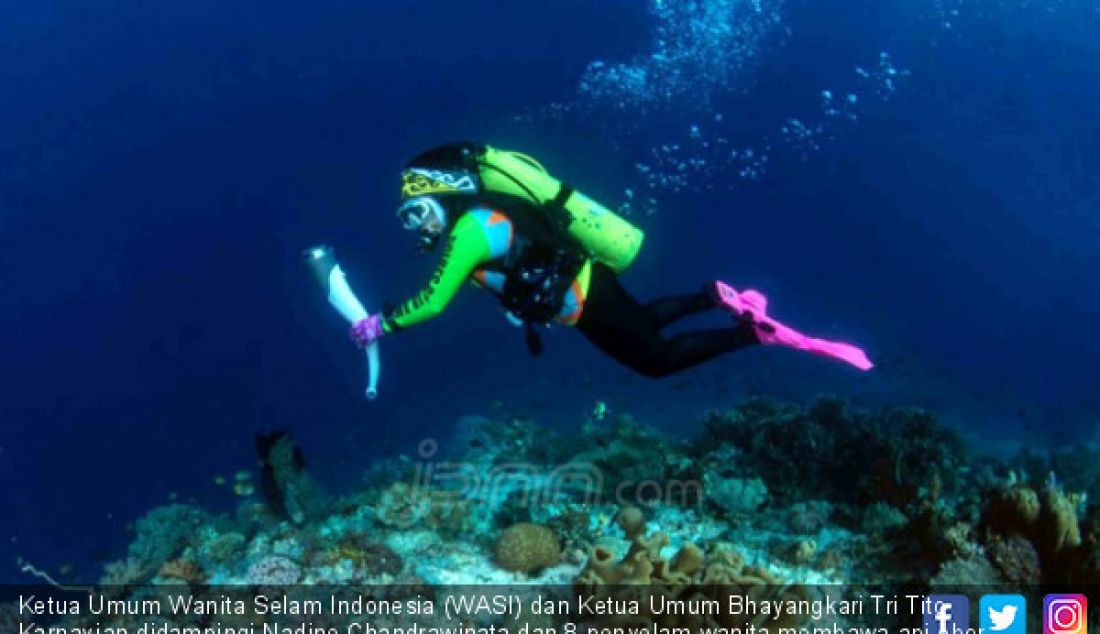 Ketua Umum Wanita Selam Indonesia (WASI) dan Ketua Umum Bhayangkari Tri Tito Karnavian didampingi Nadine Chandrawinata dan 8 penyelam wanita membawa api obor Asian Games 2018 saat menyelam di perairan Pulau Piaynemo, Raja Ampat, Papua Barat. kegiatan ini dilakukan sebagai bentuk dukungan perempuan terhadap kesuksesan Asian Games 2018. - JPNN.com