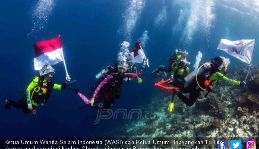 Ketua Umum Wanita Selam Indonesia (WASI) dan Ketua Umum Bhayangkari Tri Tito Karnavian didampingi Nadine Chandrawinata dan 8 penyelam wanita membawa api obor Asian Games 2018 saat menyelam di perairan Pulau Piaynemo, Raja Ampat, Papua Barat. kegiatan ini dilakukan sebagai bentuk dukungan perempuan terhadap kesuksesan Asian Games 2018. - JPNN.com