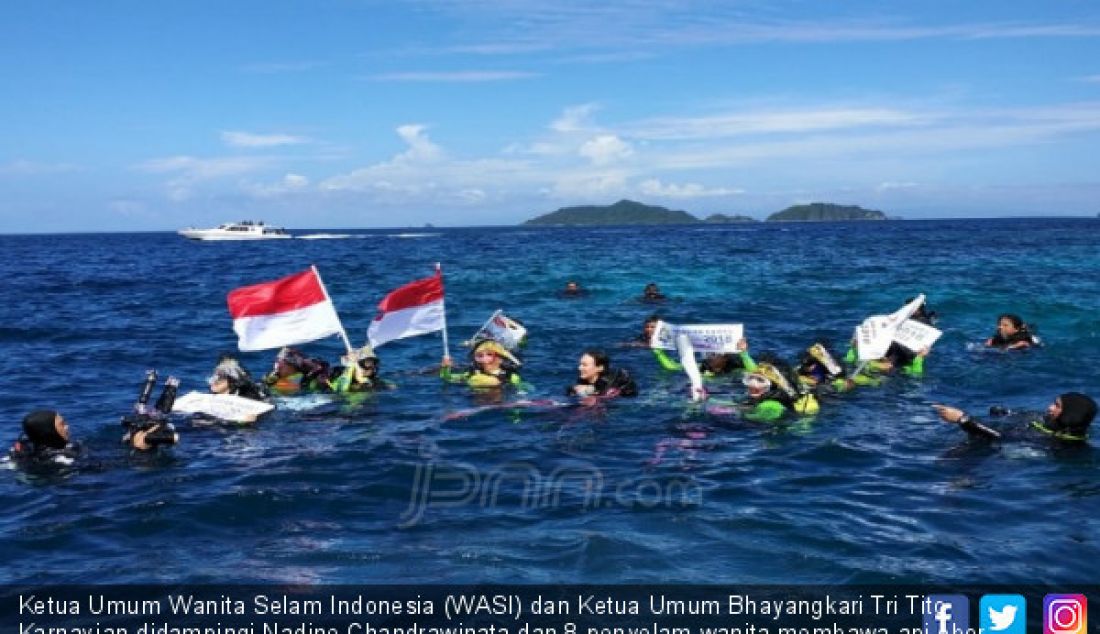 Ketua Umum Wanita Selam Indonesia (WASI) dan Ketua Umum Bhayangkari Tri Tito Karnavian didampingi Nadine Chandrawinata dan 8 penyelam wanita membawa api obor Asian Games 2018 saat menyelam di perairan Pulau Piaynemo, Raja Ampat, Papua Barat. kegiatan ini dilakukan sebagai bentuk dukungan perempuan terhadap kesuksesan Asian Games 2018. - JPNN.com