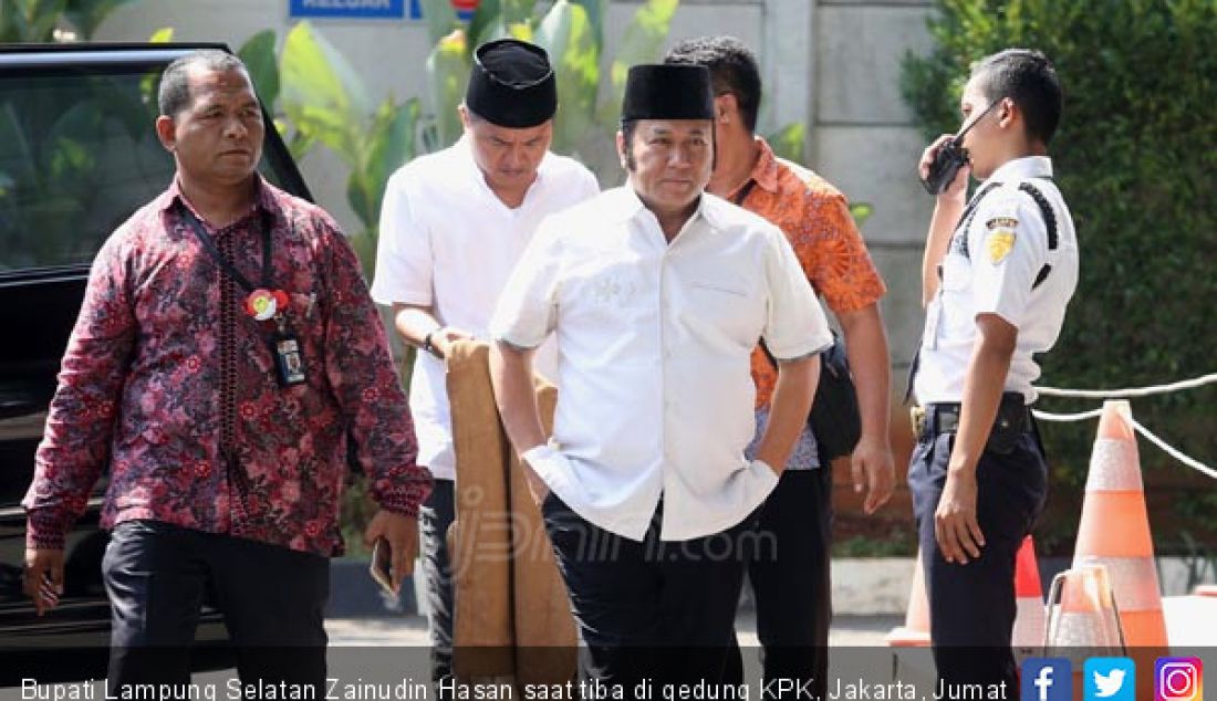 Bupati Lampung Selatan Zainudin Hasan saat tiba di gedung KPK, Jakarta, Jumat (27/7). Zainudin terjaring OTT terkait proyek infrastruktur. - JPNN.com