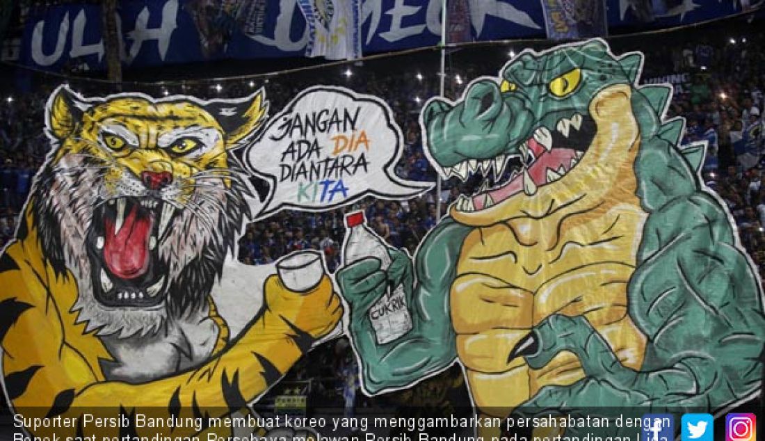 Suporter Persib Bandung membuat koreo yang menggambarkan persahabatan dengan Bonek saat pertandingan Persebaya melawan Persib Bandung pada pertandingan Liga 1 2018 di Stadion Gelora Bung Tomo, Surabaya, Kamis (26/7). - JPNN.com