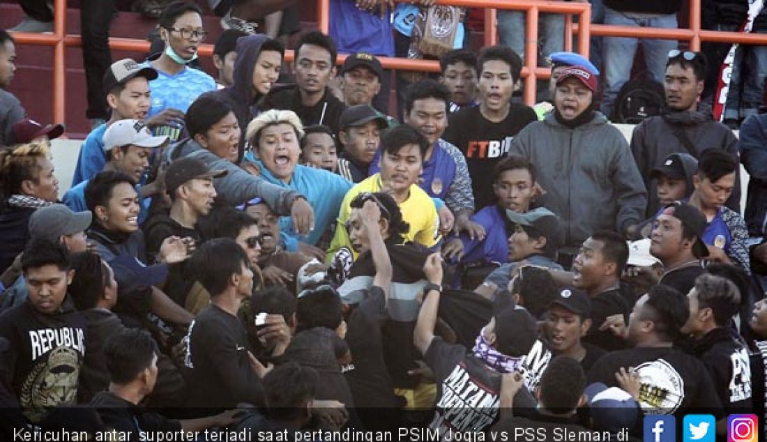 Kericuhan antar suporter terjadi saat pertandingan PSIM Jogja vs PSS Sleman di Stadion Sultan Agung (SSA), Bantul, Kamis (26/7). - JPNN.com