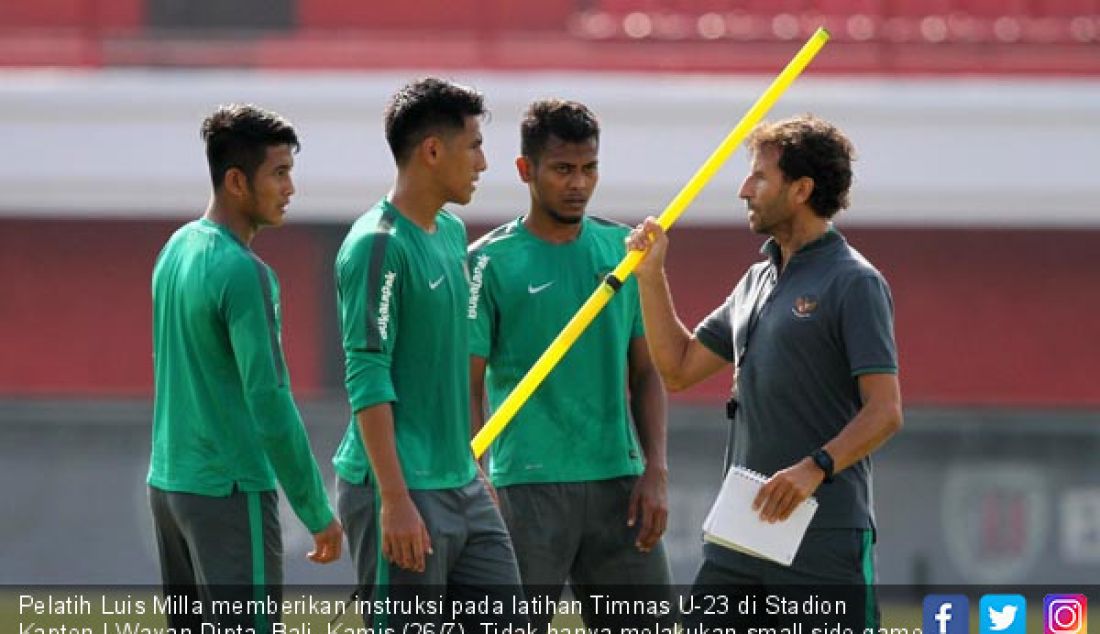 Pelatih Luis Milla memberikan instruksi pada latihan Timnas U-23 di Stadion Kapten I Wayan Dipta, Bali, Kamis (26/7). Tidak hanya melakukan small side game, namun sudah menjurus ke sesi tactical game. - JPNN.com