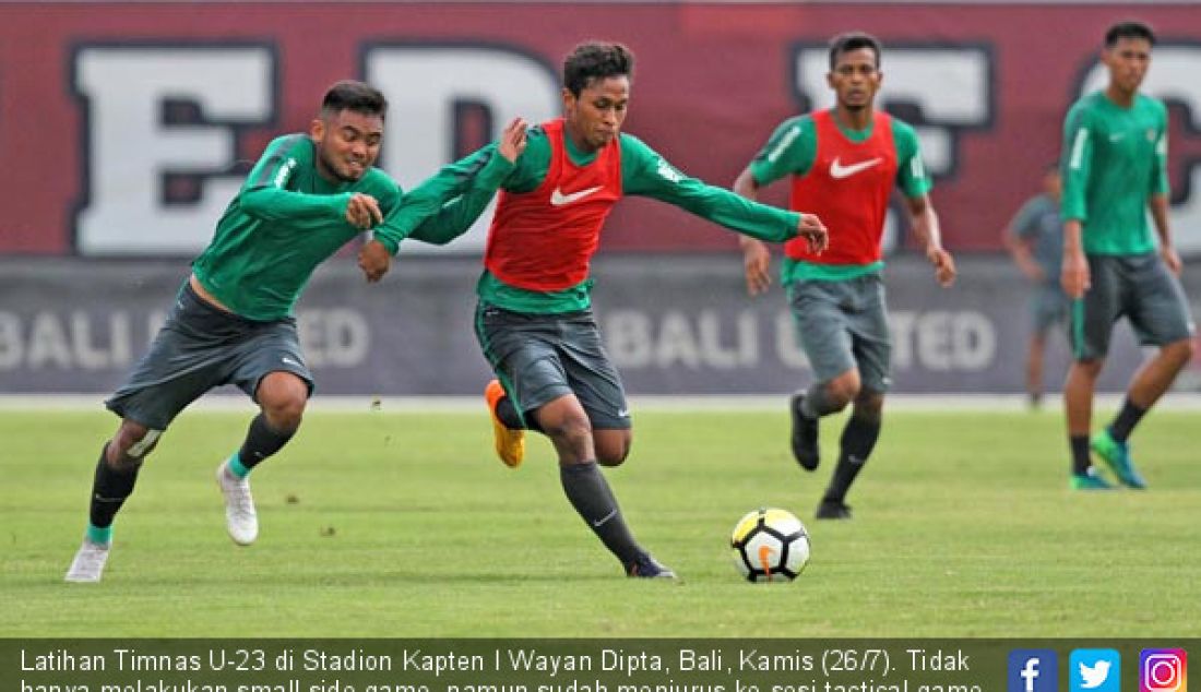 Latihan Timnas U-23 di Stadion Kapten I Wayan Dipta, Bali, Kamis (26/7). Tidak hanya melakukan small side game, namun sudah menjurus ke sesi tactical game. - JPNN.com