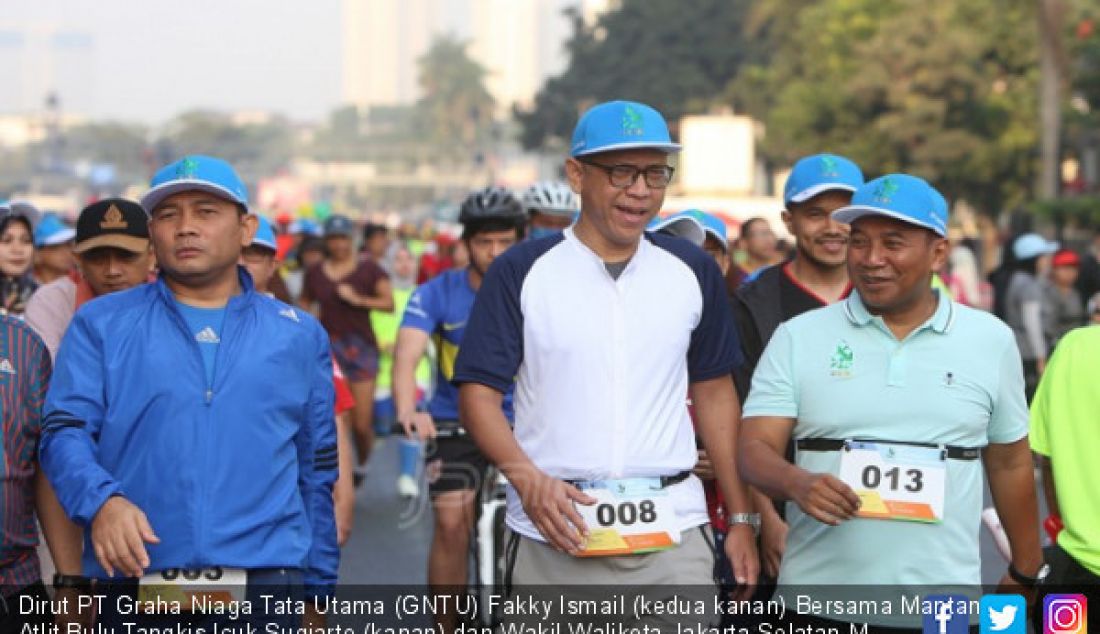 Dirut PT Graha Niaga Tata Utama (GNTU) Fakky Ismail (kedua kanan) Bersama Mantan Atlit Bulu Tangkis Icuk Sugiarto (kanan) dan Wakil Walikota Jakarta Selatan M. Arifin (kaos biru) disela acara fun walk di Jakarta, Minggu (29/7). - JPNN.com