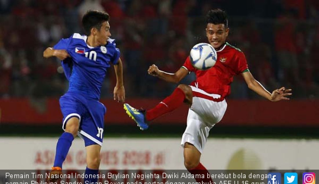 Pemain Tim Nasional Indonesia Brylian Negiehta Dwiki Aldama berebut bola dengan pemain Philipina Sandro Sisan Reyes pada pertandingan pembuka AFF U 16 grup A di Gelora Delta Sidoarjo Jawa Timur, Minggu (29/7). - JPNN.com