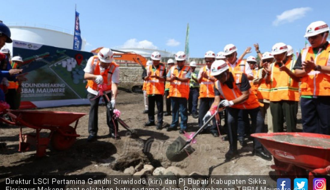 Direktur LSCI Pertamina Gandhi Sriwidodo (kiri) dan Pj Bupati Kabupaten Sikka Florianus Mekeng saat peletakan batu pertama dalam Pengembangan TBBM Maumere dan Ekspose Proyek Strategis Direktorat LSCI Pertamina di Sikka, NTT. - JPNN.com