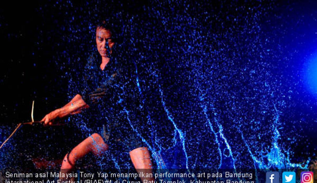 Seniman asal Malaysia Tony Yap menampilkan performance art pada Bandung International Art Festival (BIAF)#4 di Curug Batu Templek, Kabupaten Bandung, Minggu (29/7) malam. - JPNN.com