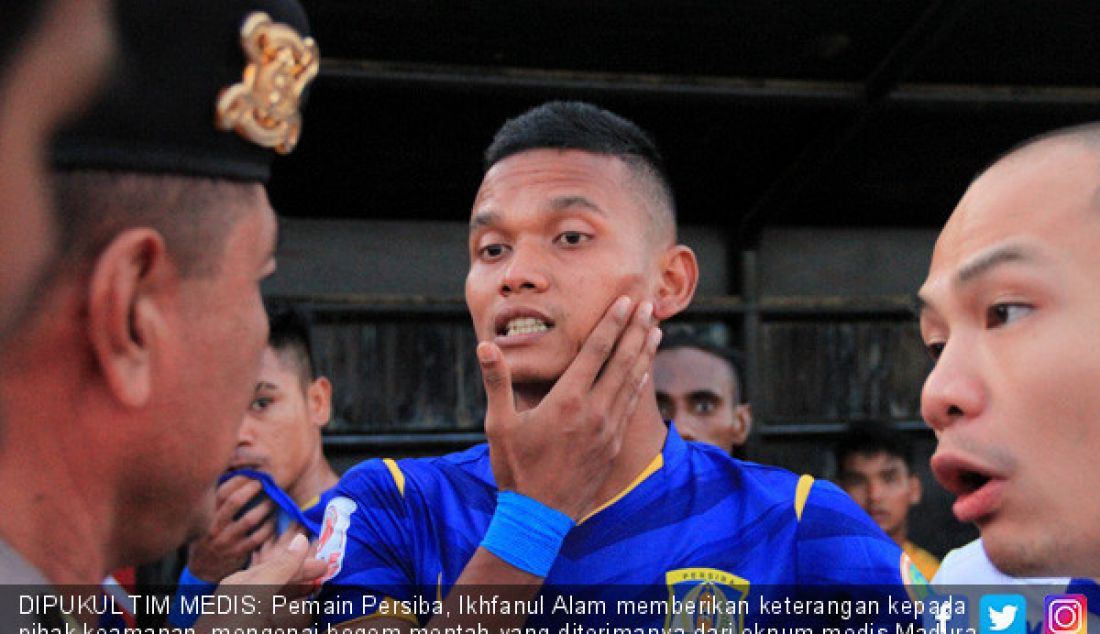 DIPUKUL TIM MEDIS: Pemain Persiba, Ikhfanul Alam memberikan keterangan kepada pihak keamanan, mengenai bogem mentah yang diterimanya dari oknum medis Madura FC. - JPNN.com