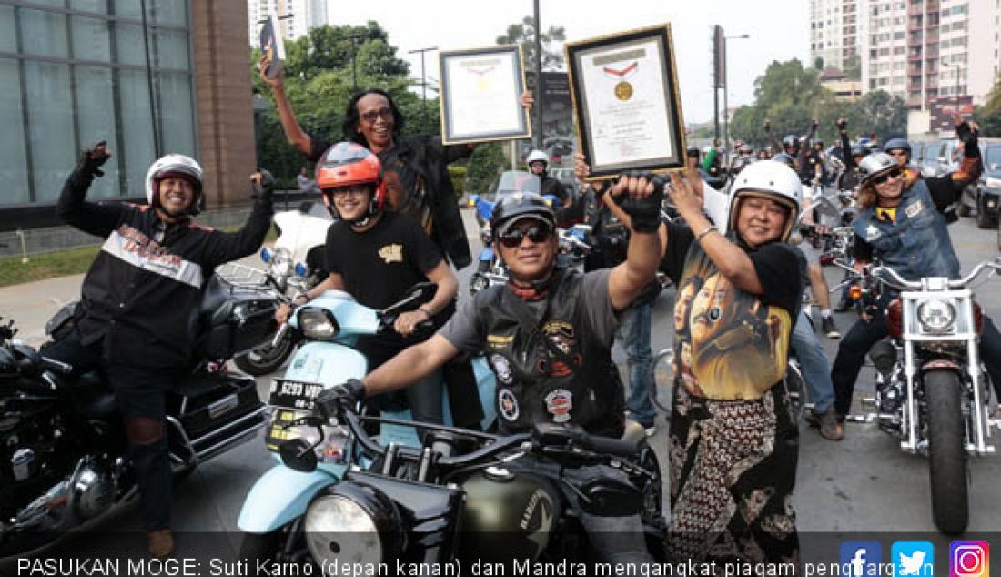 PASUKAN MOGE: Suti Karno (depan kanan) dan Mandra mengangkat piagam penghargaan dari Muri untuk Si Doel The Movie pada Minggu (29/7). - JPNN.com