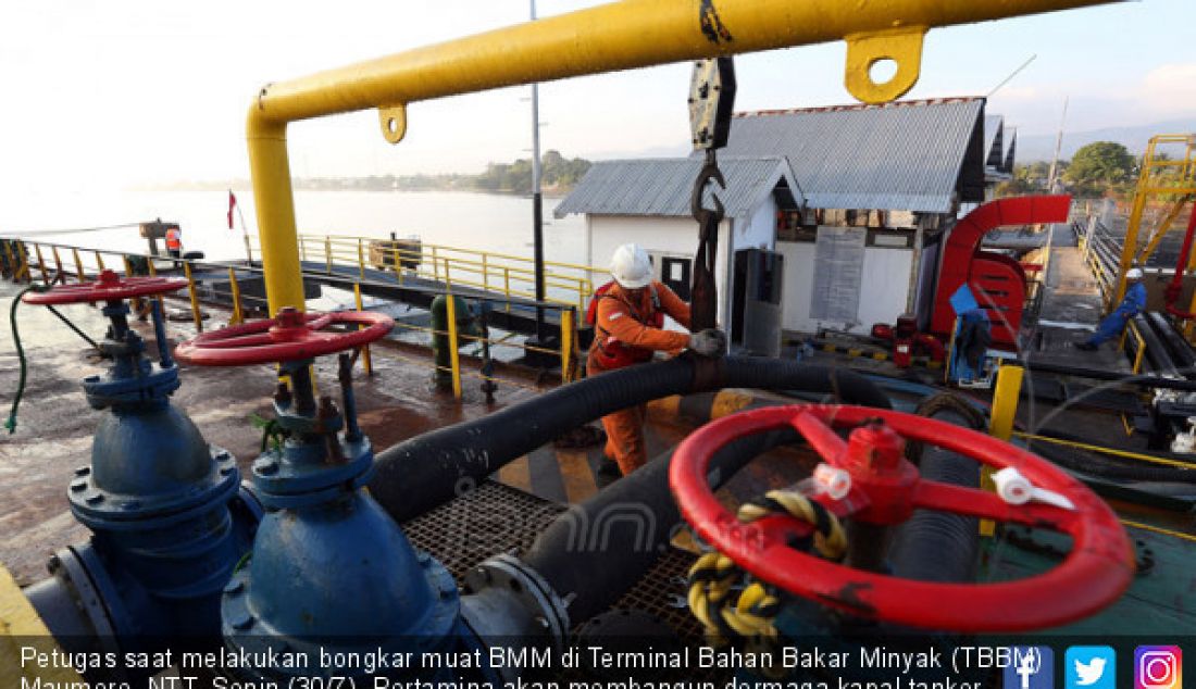 Petugas saat melakukan bongkar muat BMM di Terminal Bahan Bakar Minyak (TBBM) Maumere, NTT, Senin (30/7). Pertamina akan membangun dermaga kapal tanker berukuran 50000 DWT di TBBM Maumere. - JPNN.com