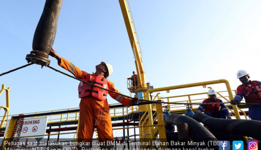 Petugas saat melakukan bongkar muat BMM di Terminal Bahan Bakar Minyak (TBBM) Maumere, NTT, Senin (30/7). Pertamina akan membangun dermaga kapal tanker berukuran 50000 DWT di TBBM Maumere. - JPNN.com