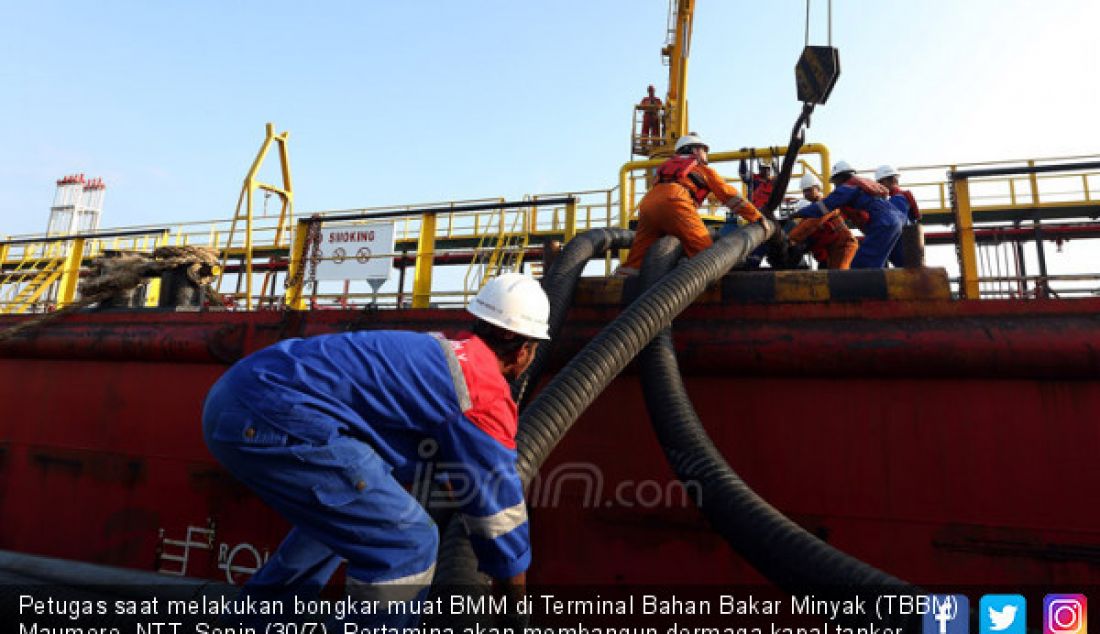 Petugas saat melakukan bongkar muat BMM di Terminal Bahan Bakar Minyak (TBBM) Maumere, NTT, Senin (30/7). Pertamina akan membangun dermaga kapal tanker berukuran 50000 DWT di TBBM Maumere. - JPNN.com