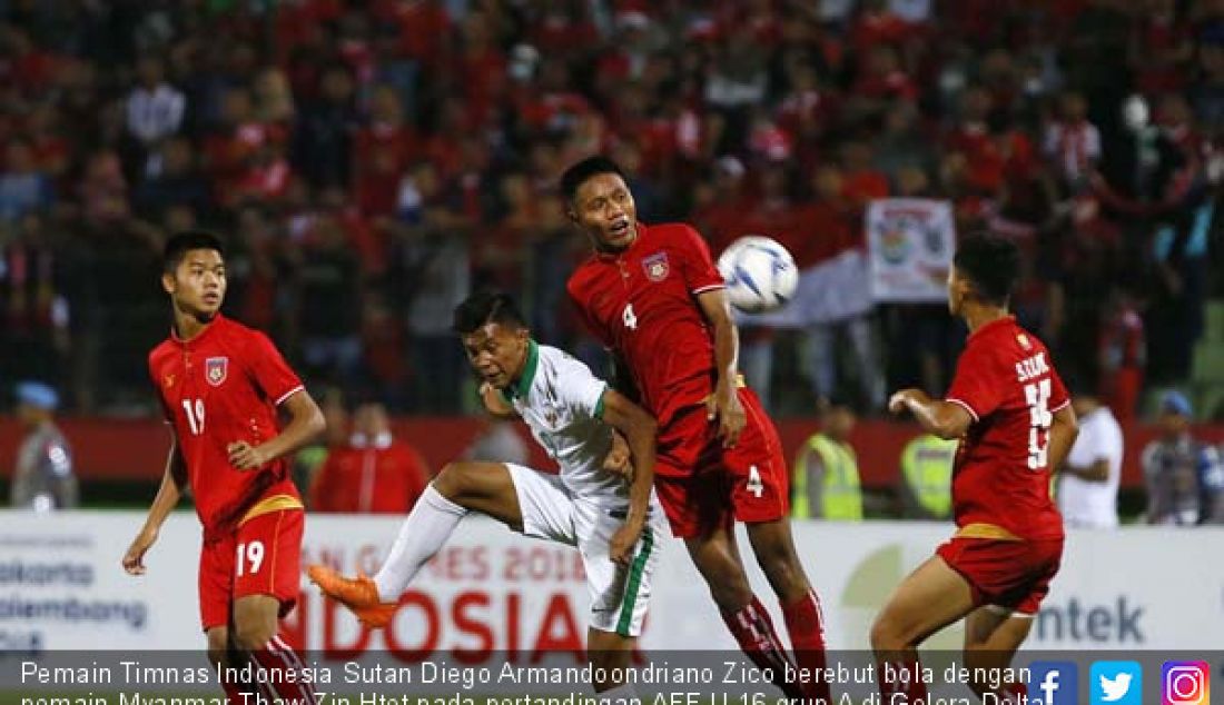 Pemain Timnas Indonesia Sutan Diego Armandoondriano Zico berebut bola dengan pemain Myanmar Thaw Zin Htet pada pertandingan AFF U 16 grup A di Gelora Delta Sidoarjo Jawa Timur, Selasa (31/7). Indonesia menang 2-1 atas Myanmar - JPNN.com