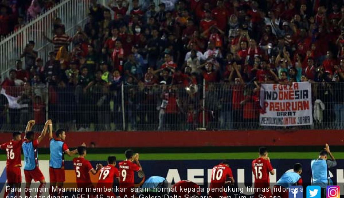 Para pemain Myanmar memberikan salam hormat kepada pendukung timnas Indonesia pada pertandingan AFF U 16 grup A di Gelora Delta Sidoarjo Jawa Timur, Selasa (31/7). Indonesia menang 2-1 atas Myanmar. - JPNN.com