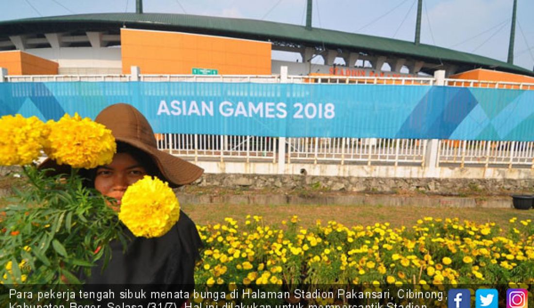 Para pekerja tengah sibuk menata bunga di Halaman Stadion Pakansari, Cibinong, Kabupaten Bogor, Selasa (31/7). Hal ini dilakukan untuk mempercantik Stadion dalam rangka menyambut Asian Games 2018. - JPNN.com