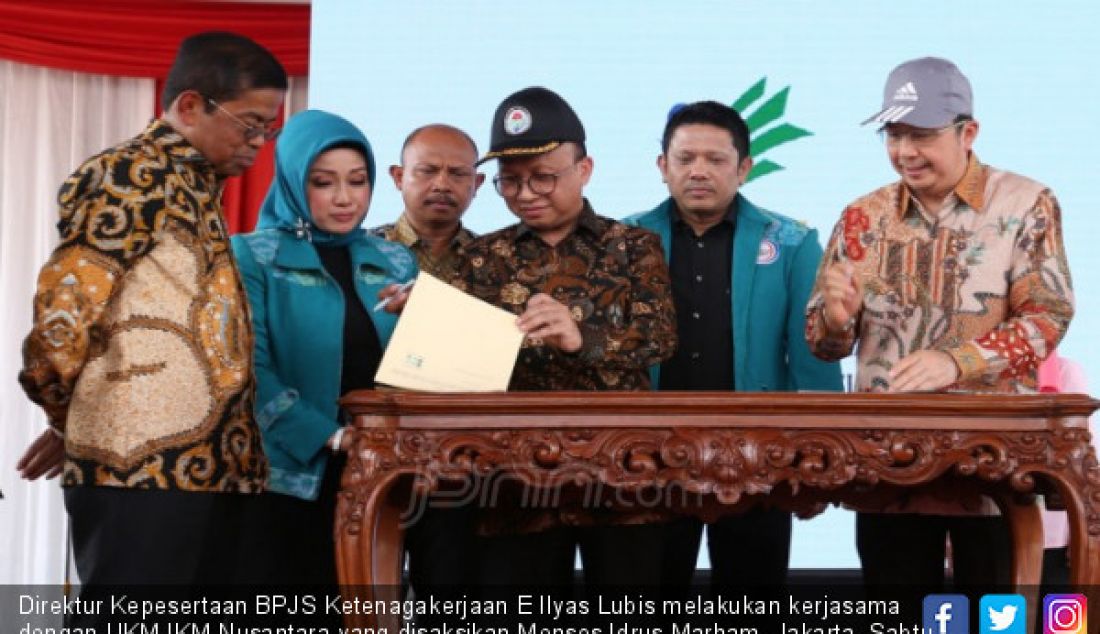 Direktur Kepesertaan BPJS Ketenagakerjaan E Ilyas Lubis melakukan kerjasama dengan UKM IKM Nusantara yang disaksikan Mensos Idrus Marham, Jakarta, Sabtu (4/8). - JPNN.com