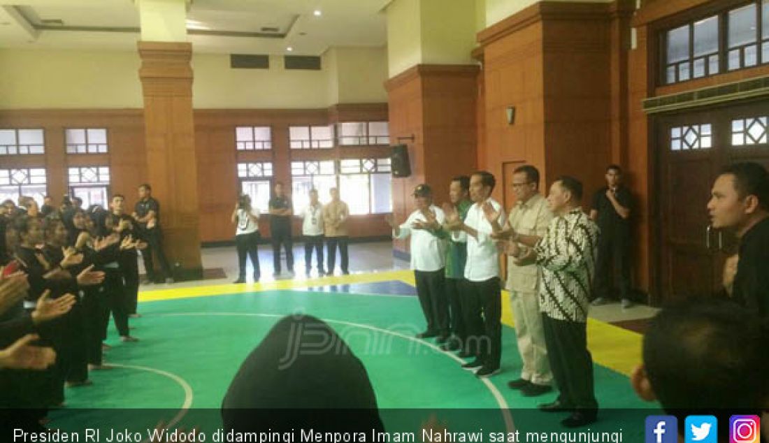 Presiden RI Joko Widodo didampingi Menpora Imam Nahrawi saat mengunjungi pelatnas pencak silat di TMII, Jakarta, Senin (6/8). - JPNN.com