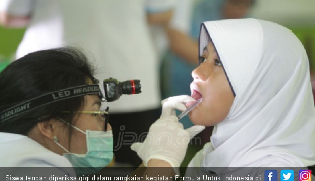 Siswa tengah diperiksa gigi dalam rangkaian kegiatan Formula Untuk Indonesia di Mts Negeri 1, Batam, Kepri, Selasa (7/8). - JPNN.com