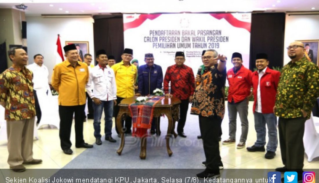 Sekjen Koalisi Jokowi mendatangi KPU, Jakarta, Selasa (7/8). Kedatangannya untuk menginformasikan pendaftaran Jokowi. - JPNN.com