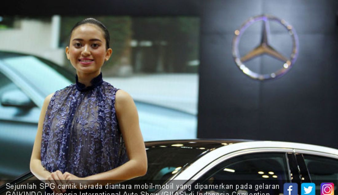Sejumlah SPG cantik berada diantara mobil-mobil yang dipamerkan pada gelaran GAIKINDO Indonesia International Auto Show (GIIAS) di Indonesia Convention Exhibition (ICE) BSD City, Tangerang Selatan, Kamis (2/8). - JPNN.com