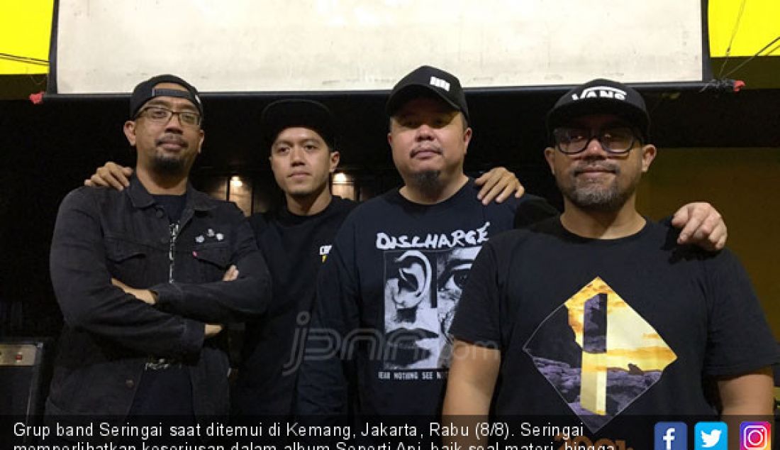 Grup band Seringai saat ditemui di Kemang, Jakarta, Rabu (8/8). Seringai memperlihatkan keseriusan dalam album Seperti Api, baik soal materi, hingga berbagai aspek pendukungnya, yakni video musik. - JPNN.com