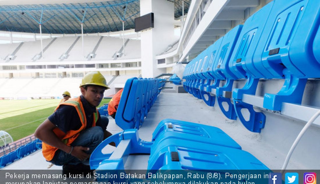 Pekerja memasang kursi di Stadion Batakan Balikpapan, Rabu (8/8). Pengerjaan ini merupakan lanjutan pemasangan kursi yang sebelumnya dilakukan pada bulan Februari lalu. - JPNN.com