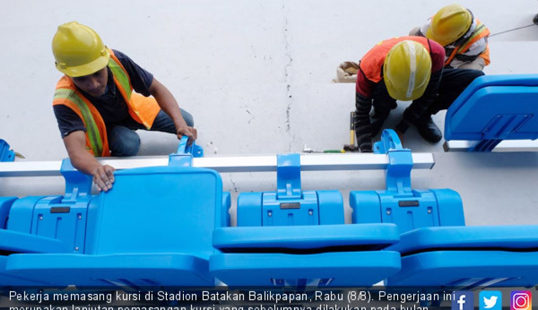 Pekerja memasang kursi di Stadion Batakan Balikpapan, Rabu (8/8). Pengerjaan ini merupakan lanjutan pemasangan kursi yang sebelumnya dilakukan pada bulan Februari lalu. - JPNN.com