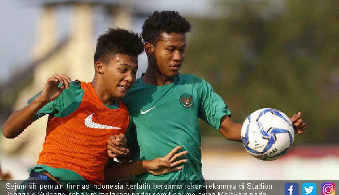 Sejumlah pemain timnas Indonesia berlatih bersama rekan-rekannya di Stadion Jenggolo Sidoarjo sebelum melakoni partai semifinal melawan Malaysia pada pertandingan AFF U16, Rabu (8/8). - JPNN.com