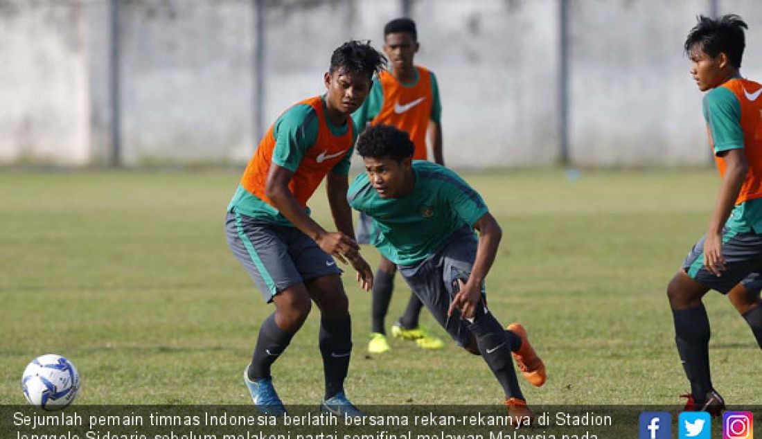 Sejumlah pemain timnas Indonesia berlatih bersama rekan-rekannya di Stadion Jenggolo Sidoarjo sebelum melakoni partai semifinal melawan Malaysia pada pertandingan AFF U16, Rabu (8/8). - JPNN.com