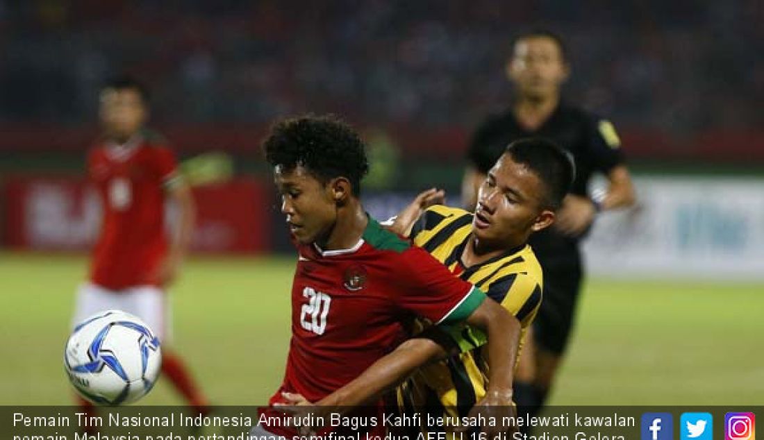 Pemain Tim Nasional Indonesia Amirudin Bagus Kahfi berusaha melewati kawalan pemain Malaysia pada pertandingan semifinal kedua AFF U 16 di Stadion Gelora Delta Sidoarjo, Jawa Timur, Kamis (9/8). - JPNN.com
