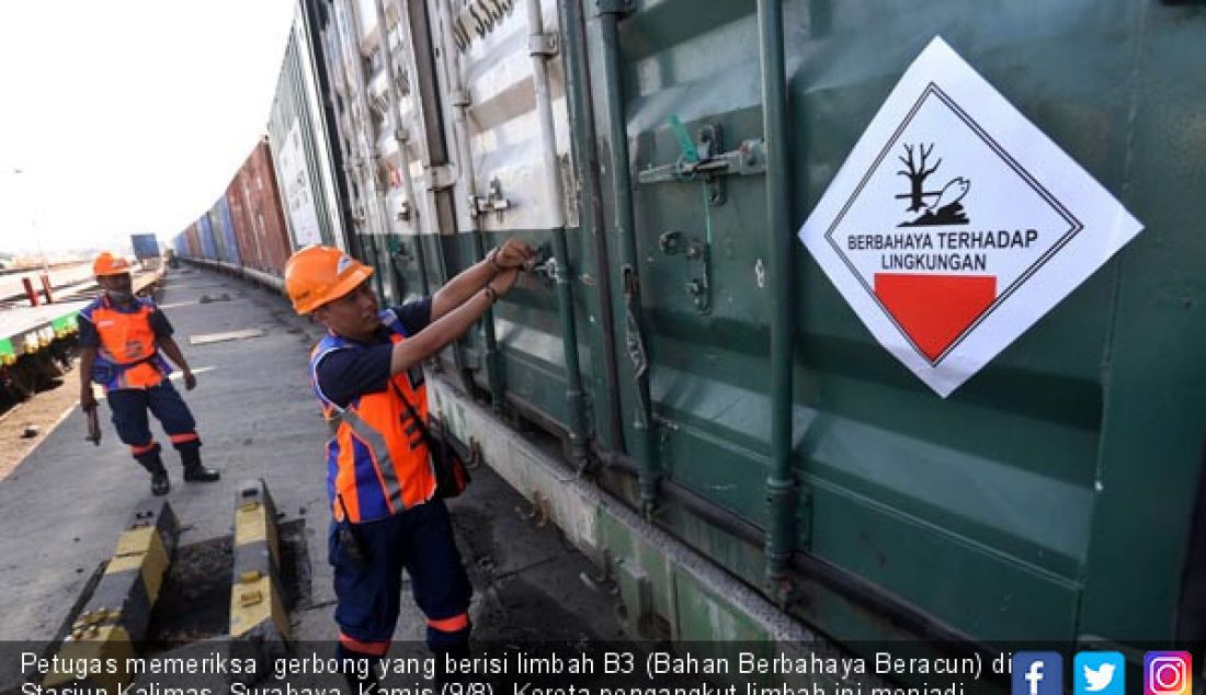 Petugas memeriksa gerbong yang berisi limbah B3 (Bahan Berbahaya Beracun) di Stasiun Kalimas, Surabaya, Kamis (9/8). Kereta pengangkut limbah ini menjadi layanan pertama dan satu-satunya di Indonesia. - JPNN.com