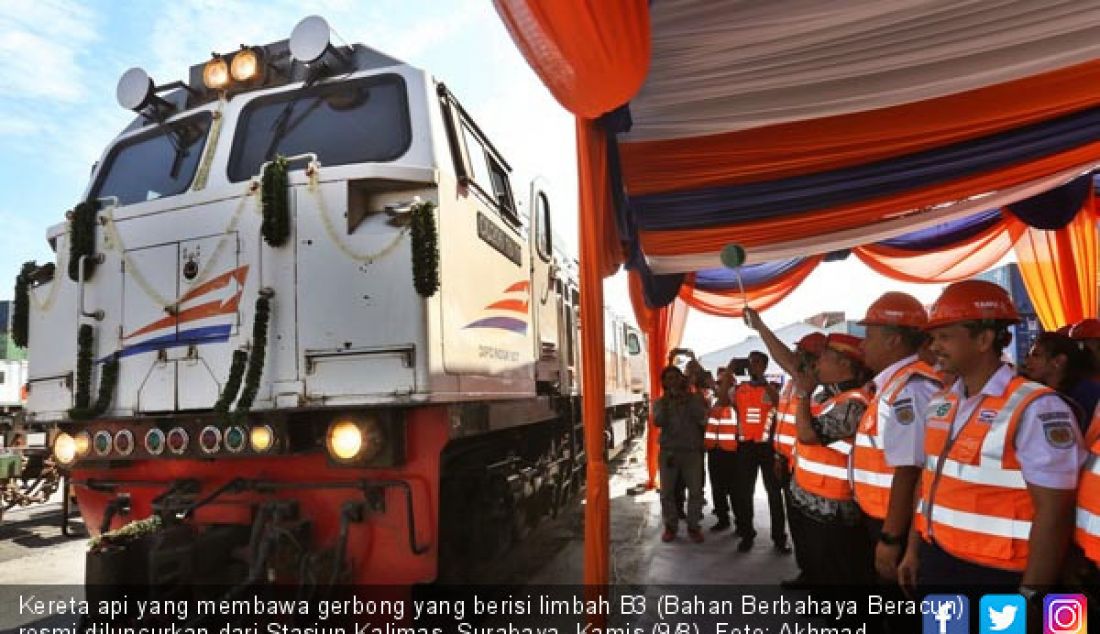 Kereta api yang membawa gerbong yang berisi limbah B3 (Bahan Berbahaya Beracun) resmi diluncurkan dari Stasiun Kalimas, Surabaya, Kamis (9/8). - JPNN.com