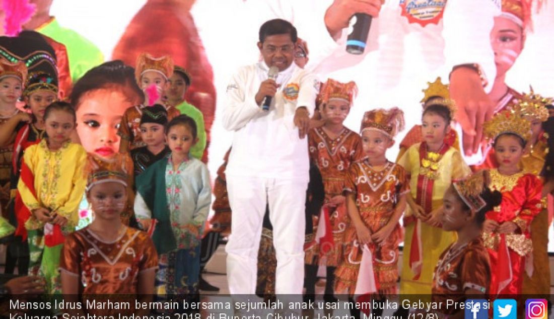 Mensos Idrus Marham bermain bersama sejumlah anak usai membuka Gebyar Prestasi Keluarga Sejahtera Indonesia 2018 di Buperta Cibubur, Jakarta, Minggu (12/8). - JPNN.com