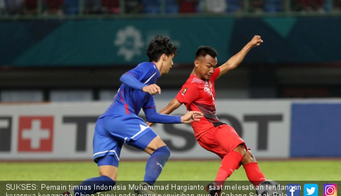 SUKSES: Pemain timnas Indonesia Muhammad Hargianto saat melesatkan tendangan kerasnya kegawang China Taipei pada ajang penyisihan grup A Cabang Sepak Bola Asian Games 2018,Minggu (12/8) di Stadion Patriot Bekasi Jawa Barat. - JPNN.com