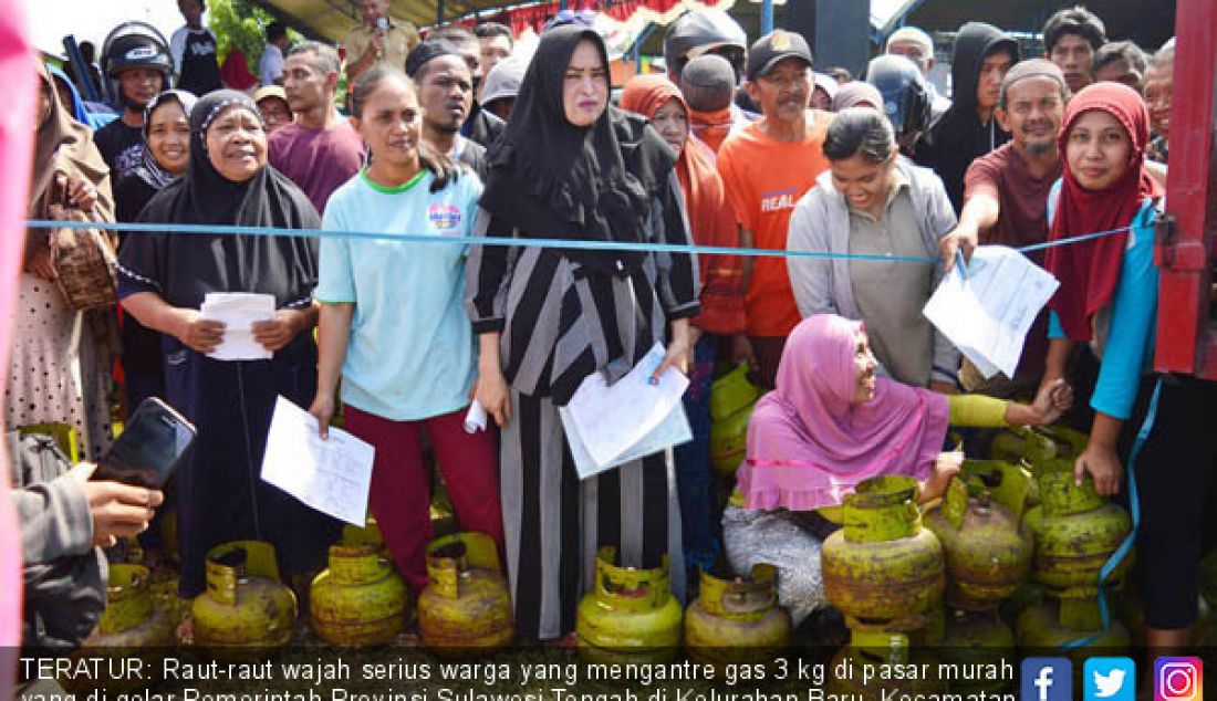 TERATUR: Raut-raut wajah serius warga yang mengantre gas 3 kg di pasar murah yang di gelar Pemerintah Provinsi Sulawesi Tengah di Kelurahan Baru, Kecamatan Palu Barat, Selasa (14/8). - JPNN.com