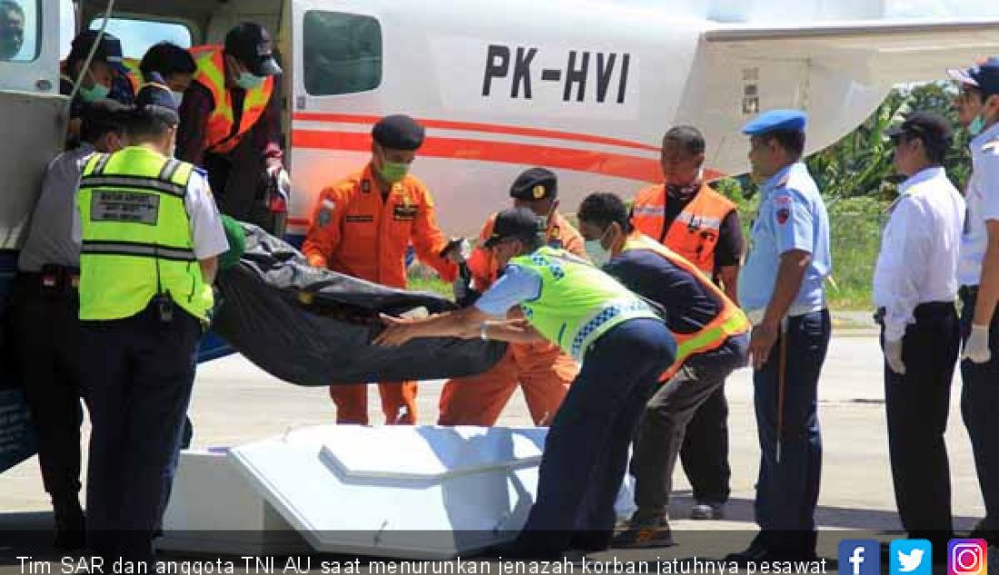Tim SAR dan anggota TNI AU saat menurunkan jenazah korban jatuhnya pesawat Dimonim Air di Bandara Sentani, Senin (13/8). - JPNN.com