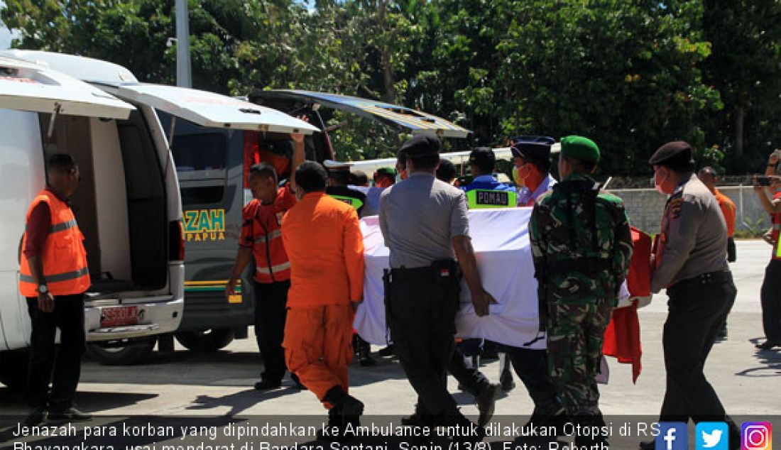 Jenazah para korban yang dipindahkan ke Ambulance untuk dilakukan Otopsi di RS Bhayangkara, usai mendarat di Bandara Sentani, Senin (13/8). - JPNN.com