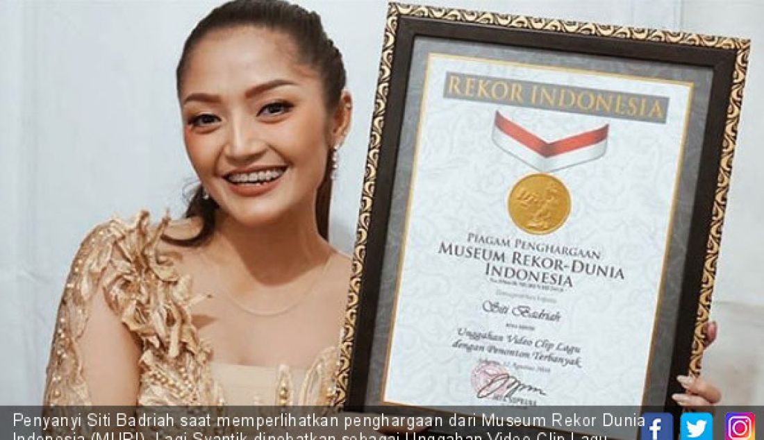Penyanyi Siti Badriah saat memperlihatkan penghargaan dari Museum Rekor Dunia Indonesia (MURI). Lagi Syantik dinobatkan sebagai Unggahan Video Clip Lagu dengan Penonton Terbanyak. - JPNN.com