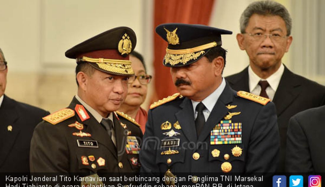 Kapolri Jenderal Tito Karnavian saat berbincang dengan Panglima TNI Marsekal Hadi Tjahjanto di acara pelantikan Syafruddin sebagai menPAN-RB, di Istana Negara, Jakarta, Rabu (15/8). - JPNN.com