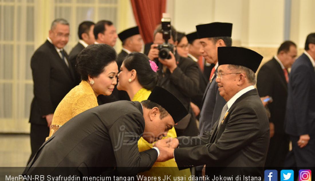 MenPAN-RB Syafruddin mencium tangan Wapres JK usai dilantik Jokowi di Istana Negara, Jakarta. Rabu (15/8). - JPNN.com